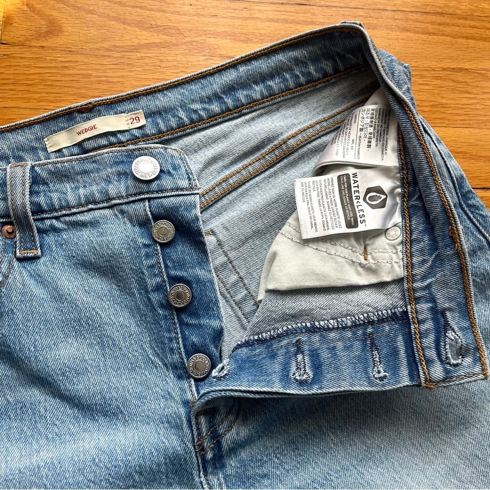 LEVI’S Wedgie Light Wash Button Fly Jeans Size 29 - Picture 7 of 10